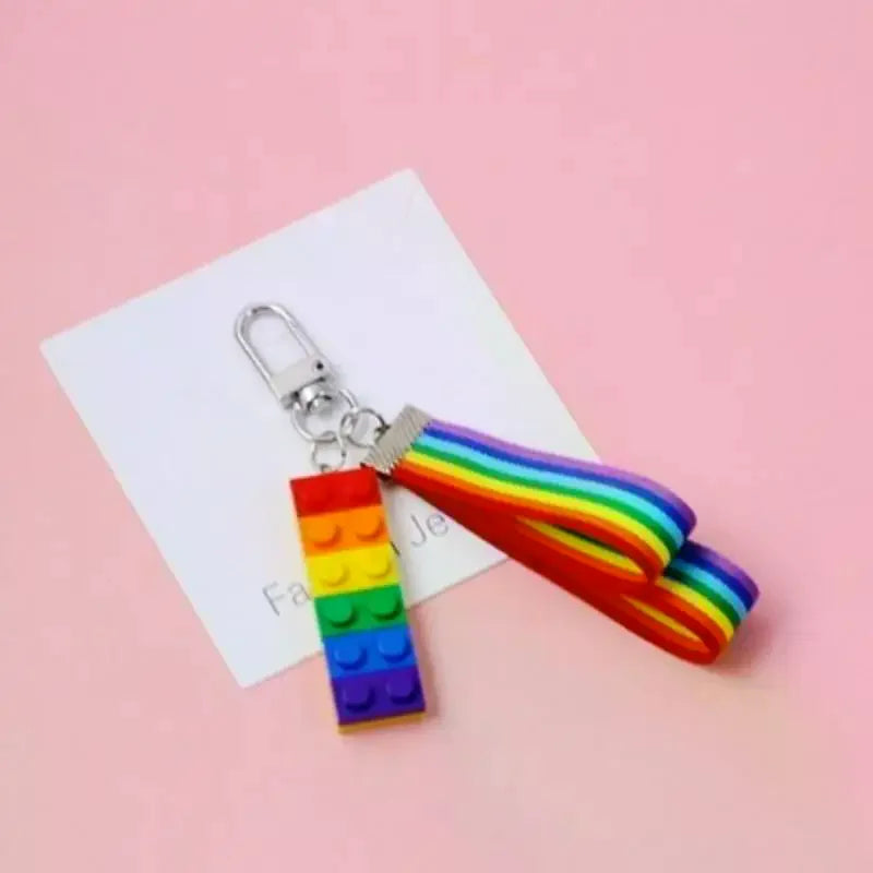 Regenbogen-Schlüsselanhänger mit Baustein