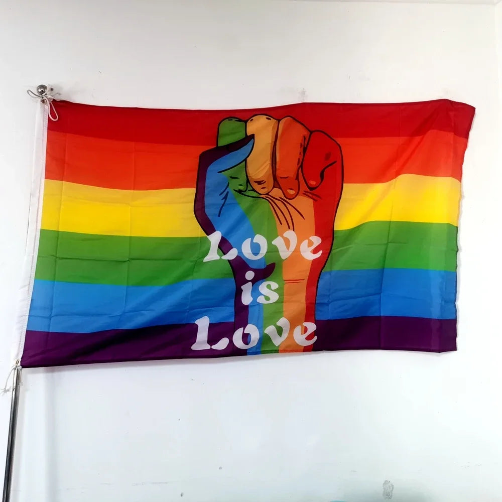 Love Is Love Pride Flagge mit Faust – 90 x 150 cm